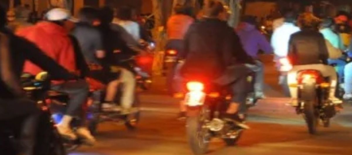 Imagen de la noticia: En pleno centro: aseguran que un grupo de motoqueros no dejó dormir a nadie