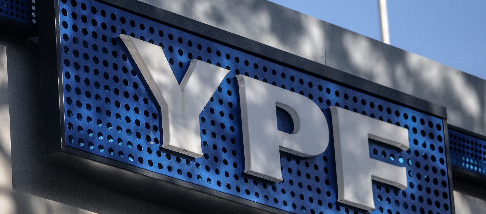 Imagen de la noticia: YPF confirmó que aumentará la nafta y el gasoil un 1% desde este sábado