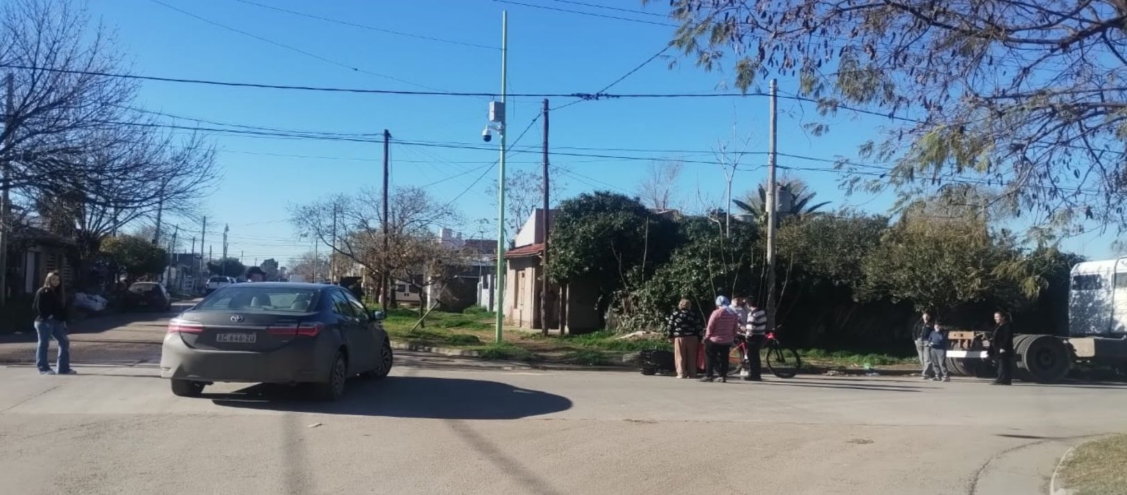 Imagen de la noticia: Tras chocar con un auto, un motociclista dejó el vehículo y huyó