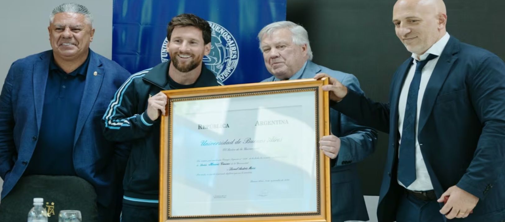 Imagen de la noticia: Antes del partido, Messi recibió el título de "Doctor Honoris Causa" de la UBA