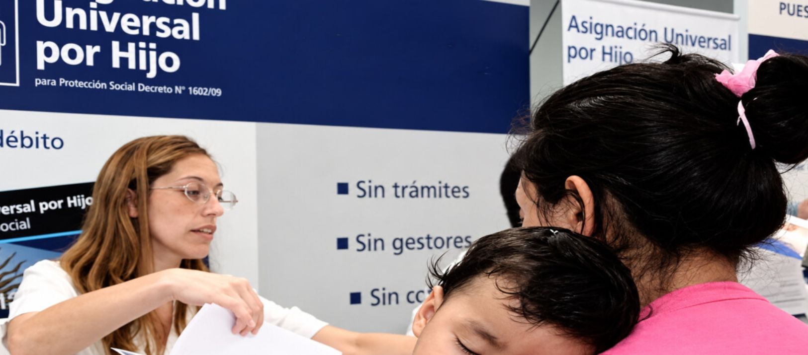 Imagen de la noticia: La AUH aumenta 1,93% en noviembre y quedó en $127.684,68