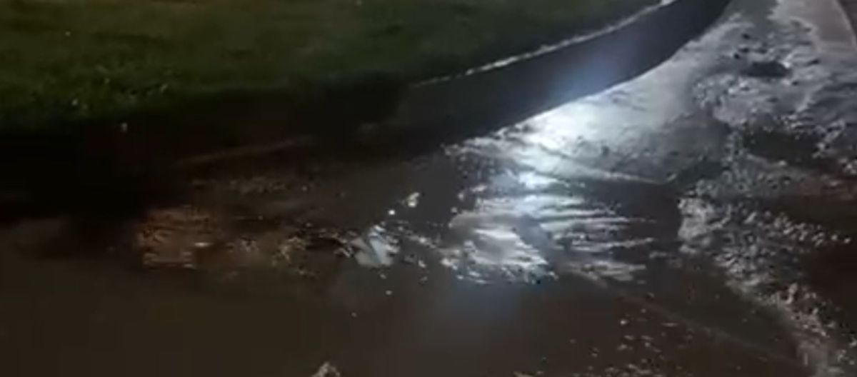 Imagen de la noticia: Una gran pérdida tiene a mal traer a los vecinos de calle Cambaceres