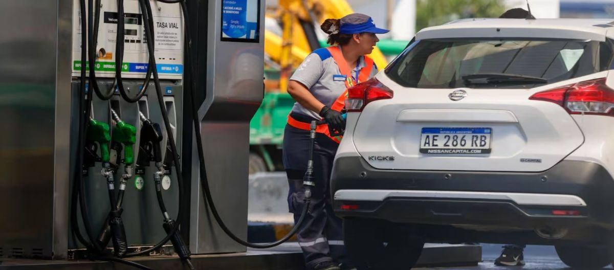 Imagen de la noticia: El Gobierno informó que desde el primer día de agosto vuelve a subir la nafta