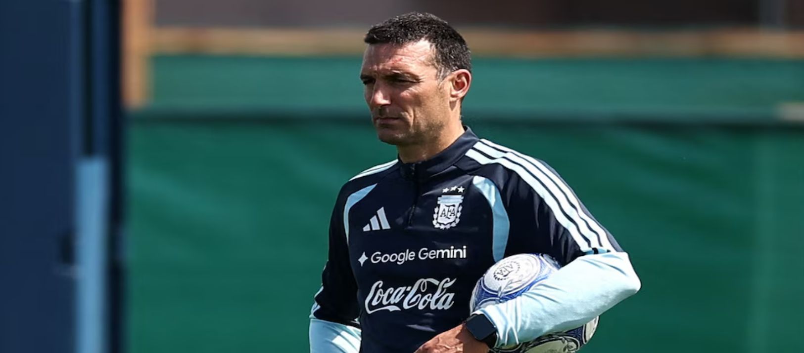 Imagen de la noticia: Scaloni confirmó a Cuti Romero como capitán tras la despedida de Lionel Messi