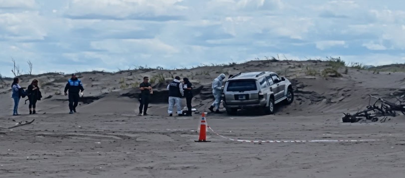 Imagen de la noticia: Un hombre fue hallado muerto dentro de una camioneta en la playa de Monte