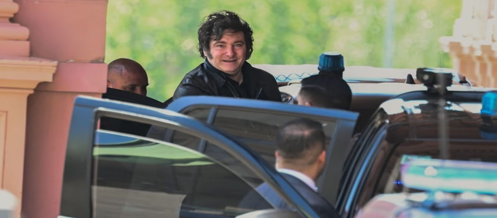 Imagen de la noticia: Tras su regreso de París, Milei celebró el triunfo de Bolsonaro con su Gabinete