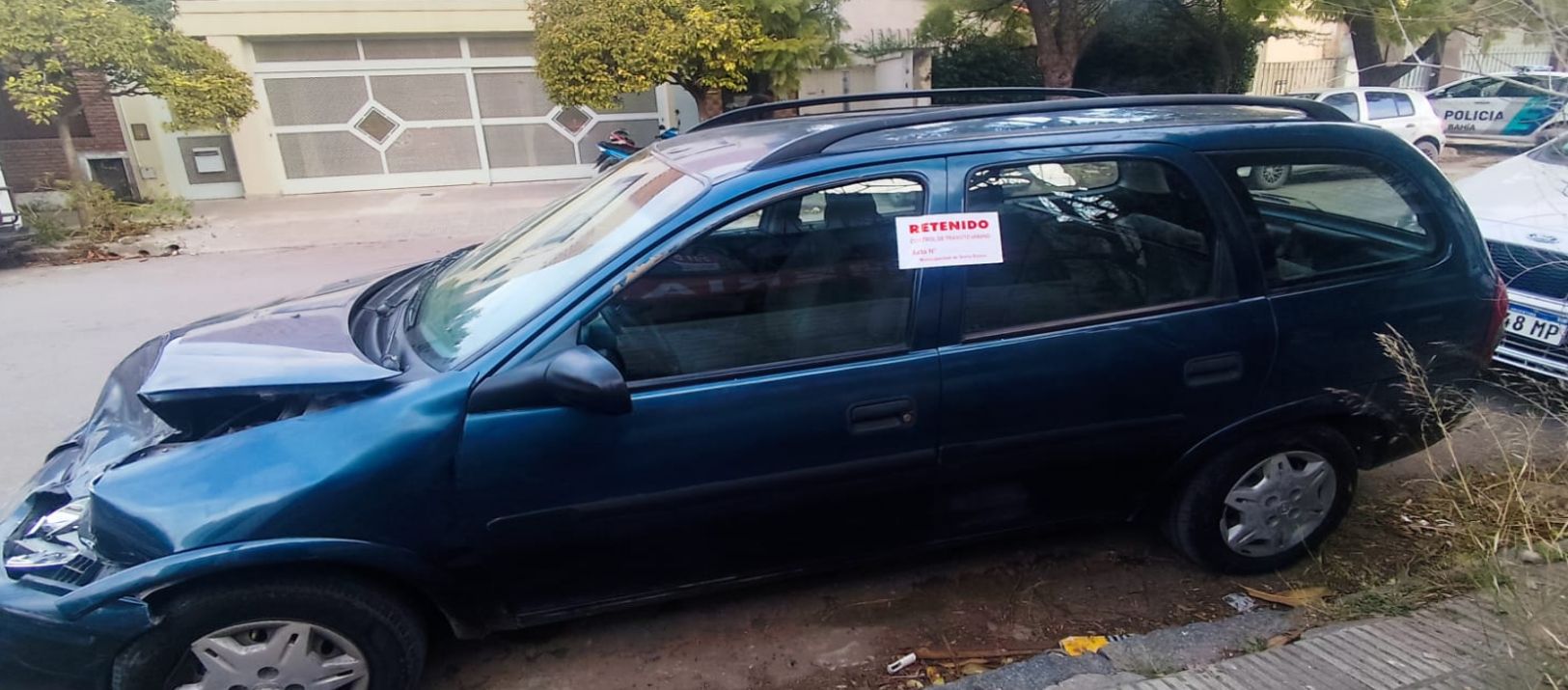 Imagen de la noticia: Chocó un vehículo estacionado y fue detenido con cocaína y marihuana