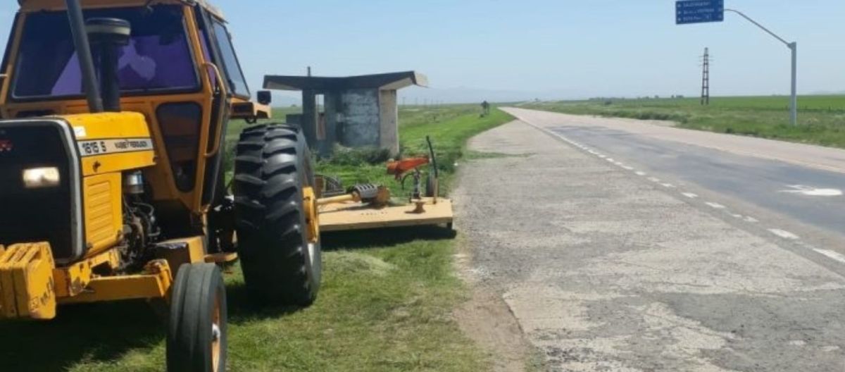 Imagen de la noticia: A estar atentos: trabajan en el mantenimiento de la ruta 51