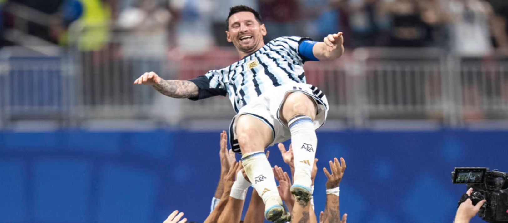 Imagen de la noticia: Messi llegó a la Argentina para disputar su último partido con la Selección