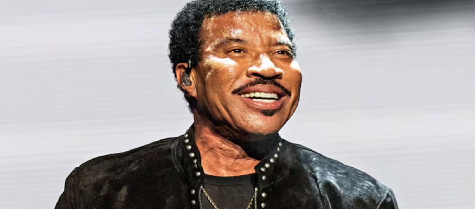 Imagen de la noticia: Lionel Richie sigue internado para pruebas cardíacas tras marearse en un show