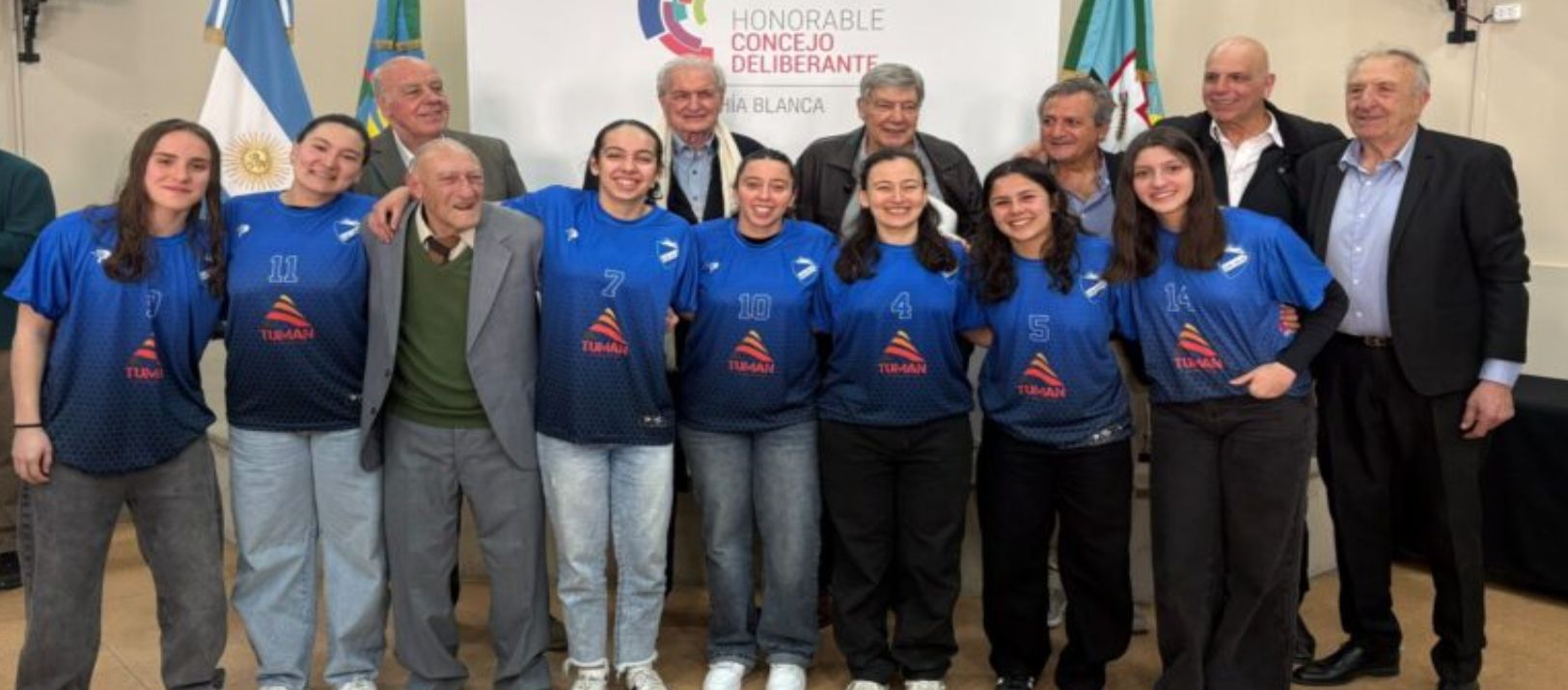 Imagen de la noticia: El Concejo reconoció a las glorias de 1971 y al equipo femenino de 9 de Julio