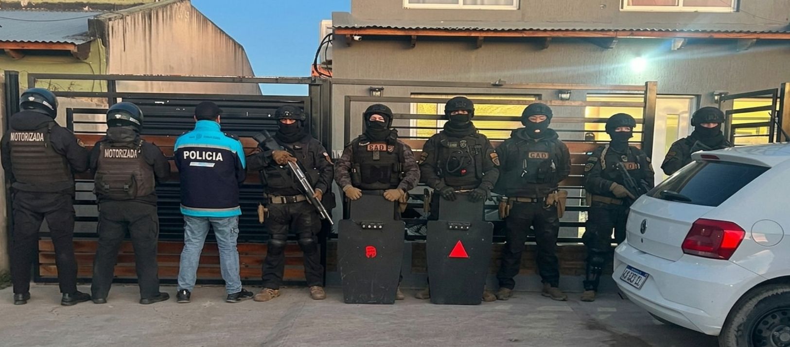 Investigan asalto en Palihue: allanamiento con secuestro de armas y una mujer detenida