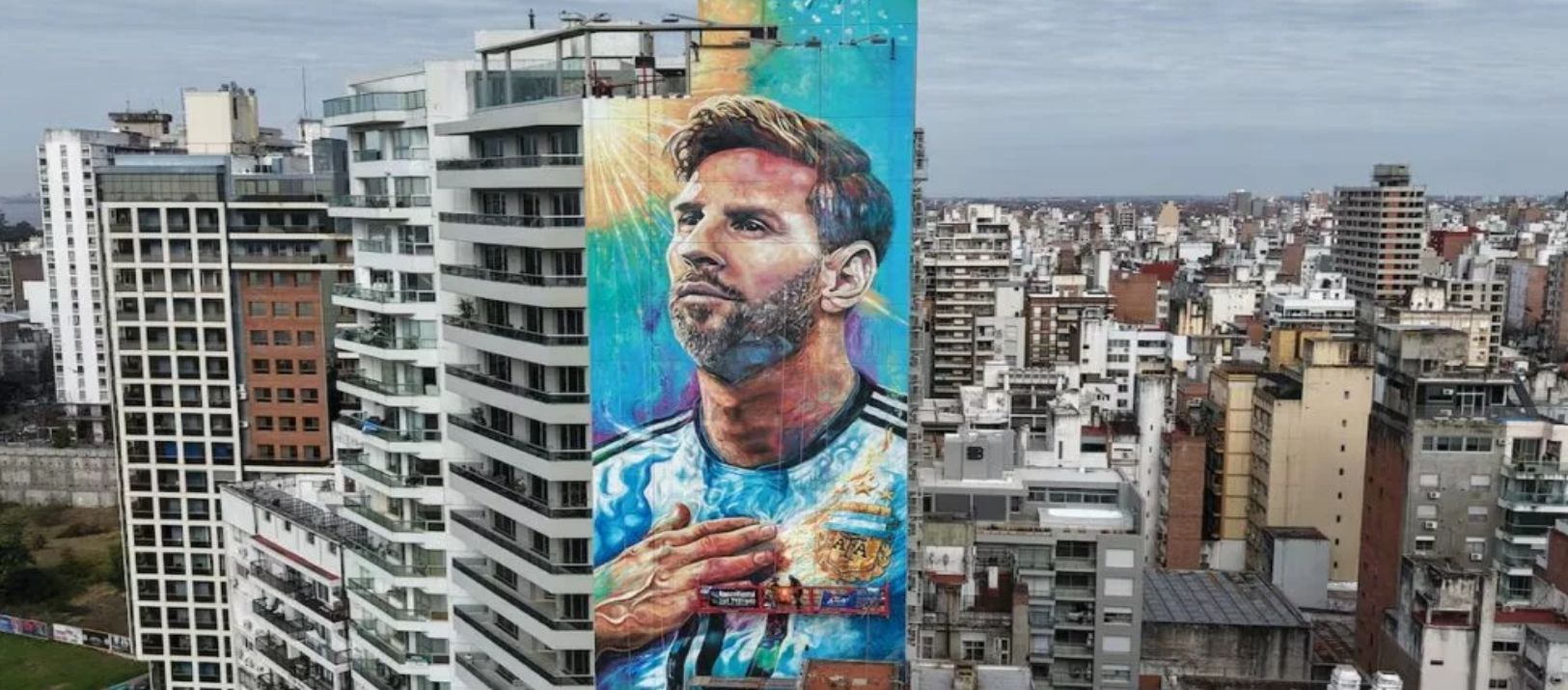 Imagen de la noticia: Rosario renovó el emblemático mural de Messi “De otra galaxia / De mi ciudad”