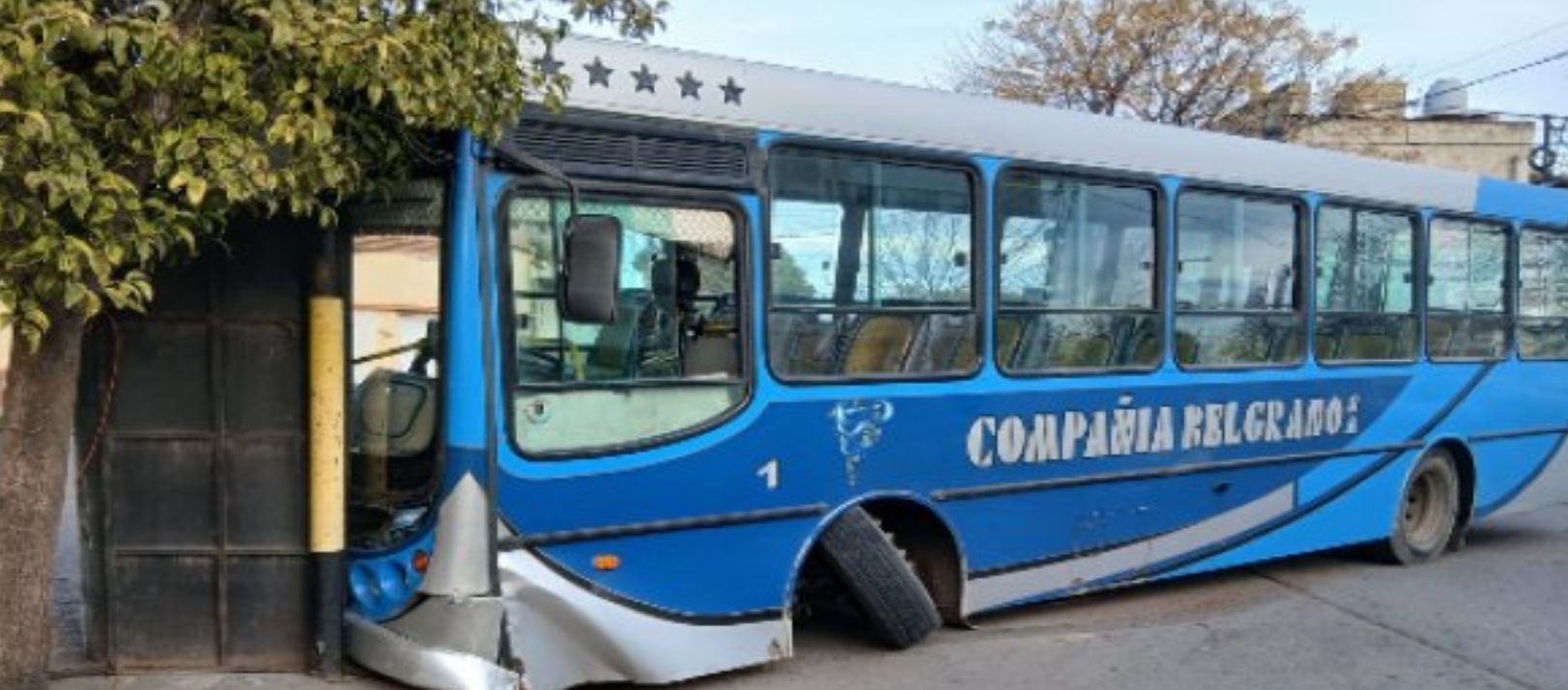 Imagen de la noticia: Violento choque de un colectivo en Punta Alta