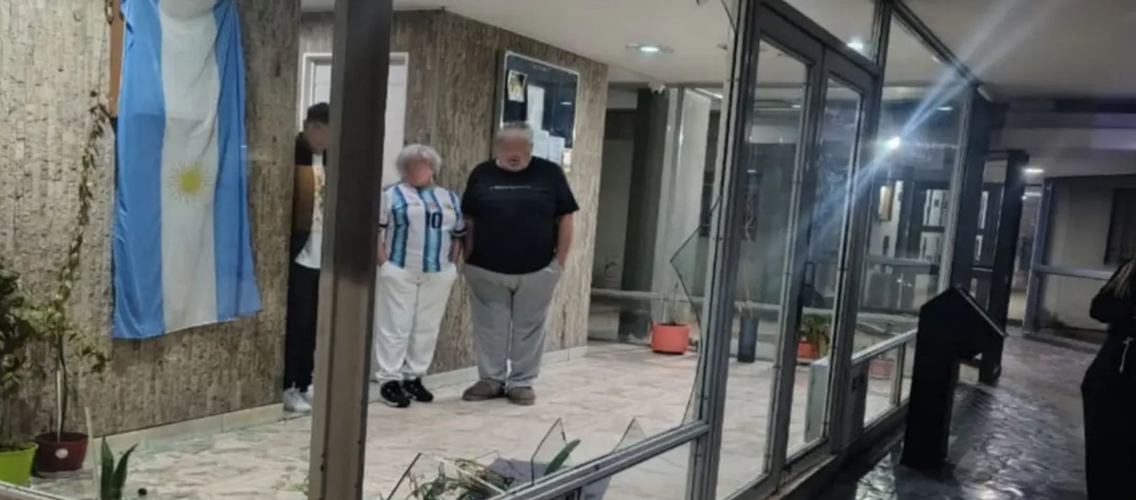 Imagen de la noticia: Un hombre destrozó los vidrios de un edificio céntrico y terminó detenido