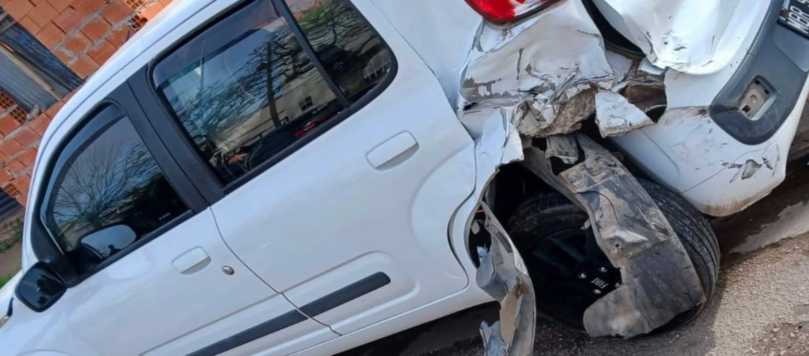 Imagen de la noticia: Buscan al conductor que chocó un auto estacionado y escapó