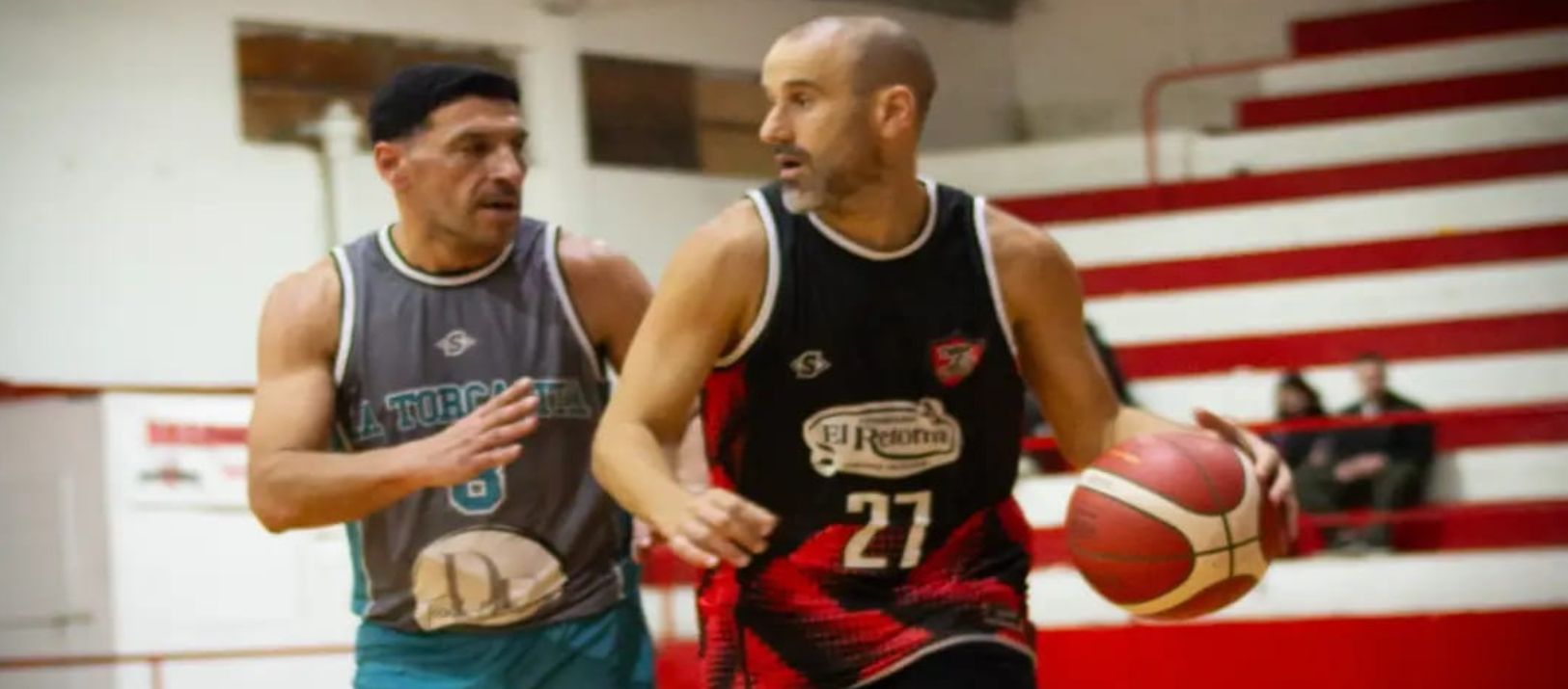 Imagen de la noticia: Rodrigo Palacio se lució jugando al básquet en una liga amateur de Tres Arroyos