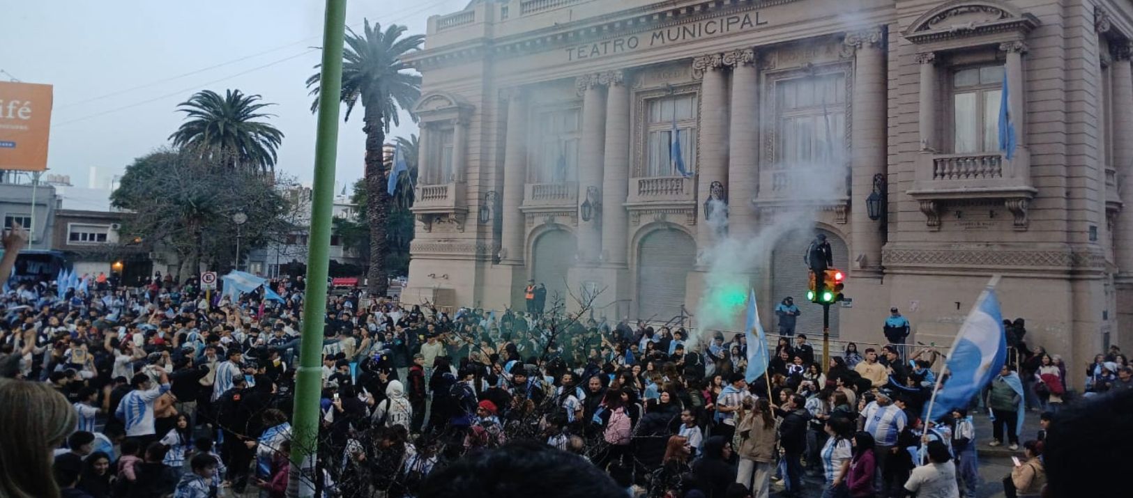 Imagen de la noticia: ¡Argentina finalista! El Teatro Municipal se volvió a teñir de celeste y blanco