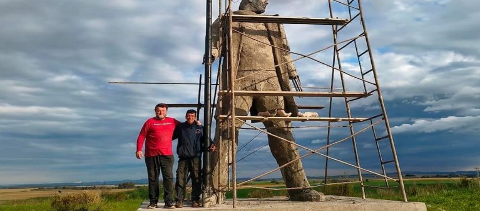 Imagen de la noticia: Inauguraron una escultura de casi seis metros en homenaje a Ricardo Iorio