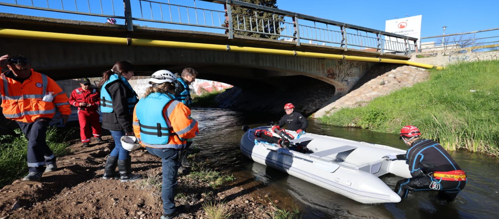 Imagen de la noticia: Realizan un operativo de inspección dentro del entubado del arroyo Napostá