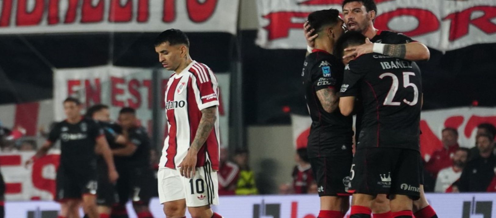 Imagen de la noticia: Ponzio perdió el invicto como DT de River: cayó por 1-0 frente a Huracán