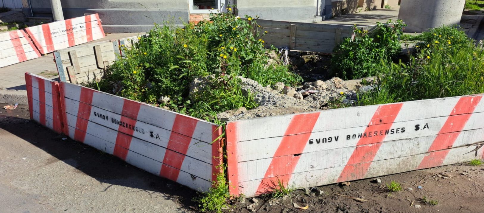 Imagen de la noticia: La esquina del caos: a un desborde cloacal se sumó una obra de ABSA sin terminar