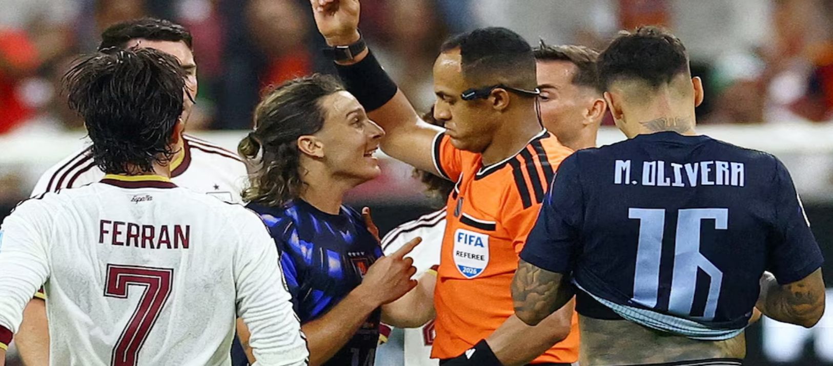 Imagen de la noticia: Diarios ingleses apuntaron contra el árbitro designado para la semifinal