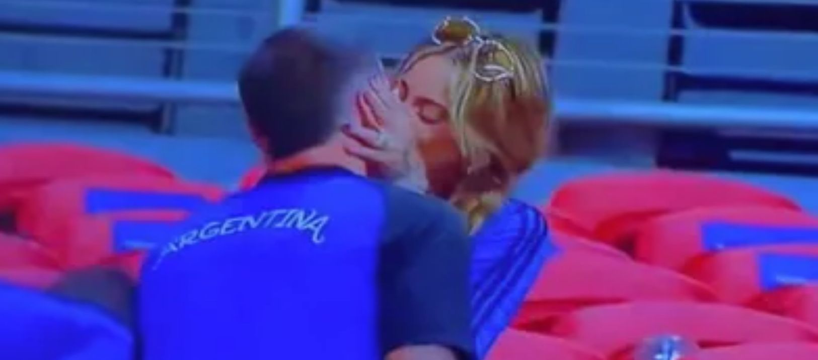 Imagen de la noticia: El apasionado beso de Tini y De Paul después del pase a la final