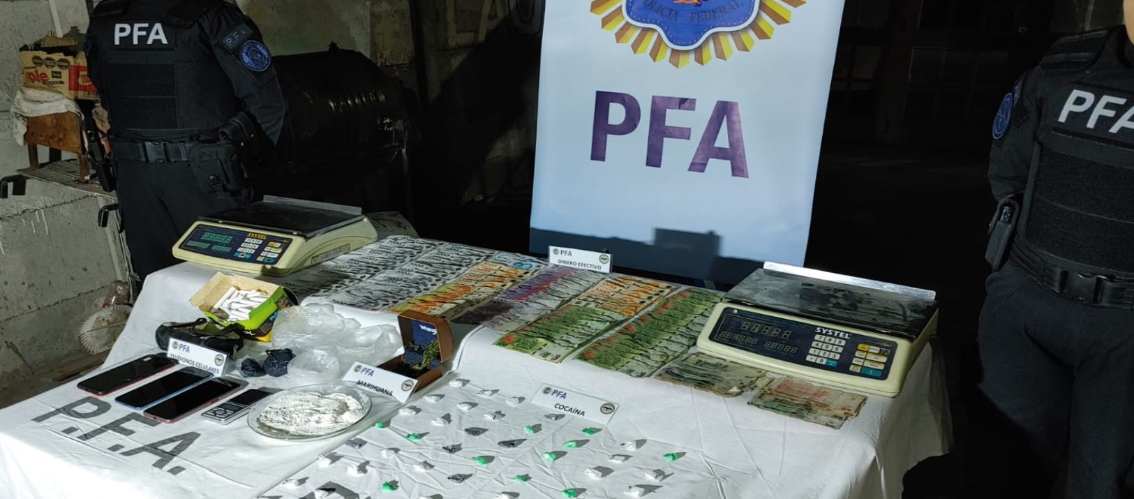 Imagen de la noticia: Tras un tiroteo secuestran droga, una moto y celulares