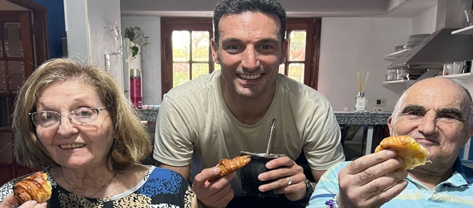 Imagen de la noticia: La AFA envió sus condolencias a Scaloni por el fallecimiento de su madre