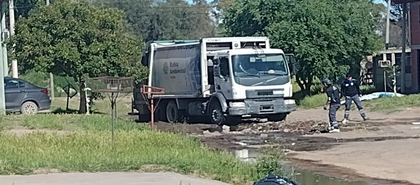 Imagen de la noticia: En Villa Esperanza hasta el camión de residuos se encajó por la pérdida de agua