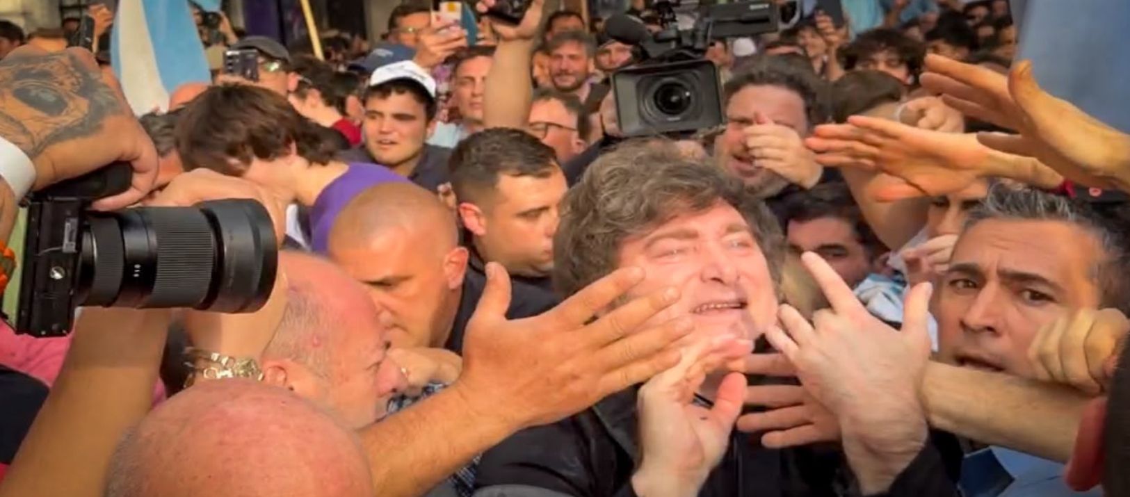 Imagen de la noticia: En su despedida de Bahía, Javier Milei saludó y cantó junto a sus seguidores
