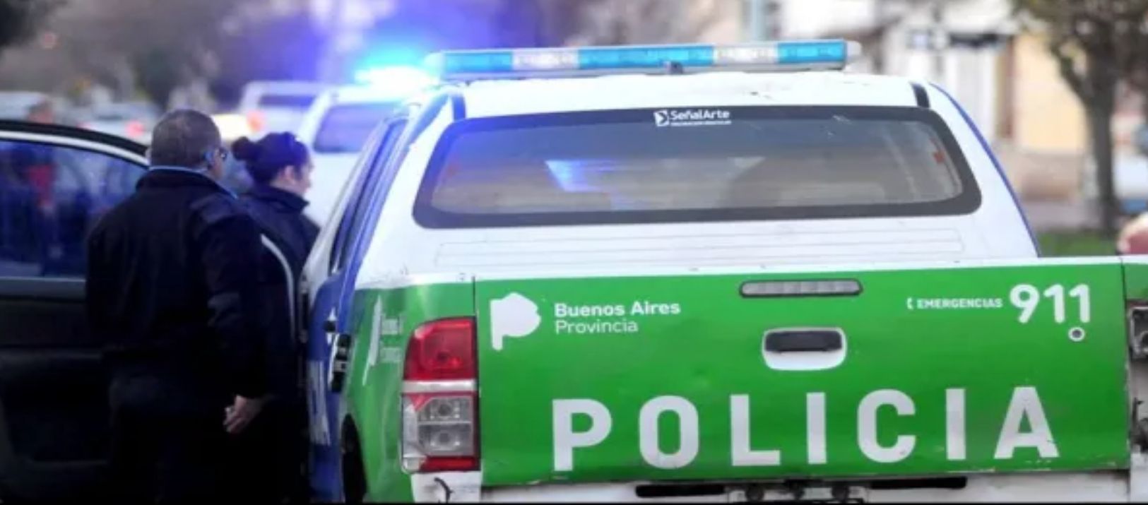 Imagen de la noticia: Intentó robar un whisky, tiró cajones de cerveza a la calle y fue detenido