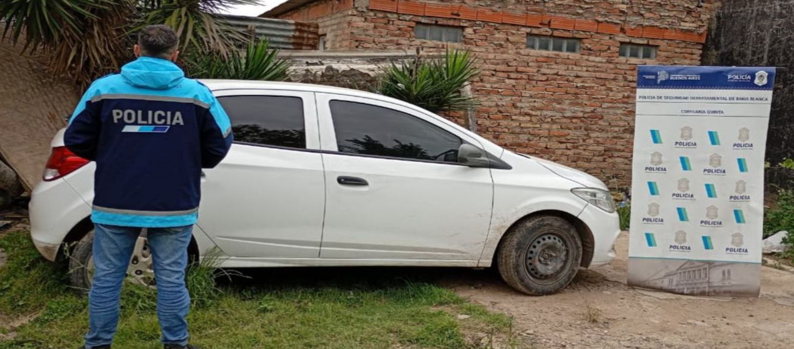 Imagen de la noticia: Robo en calle Holdich: secuestraron un auto y detuvieron a una persona