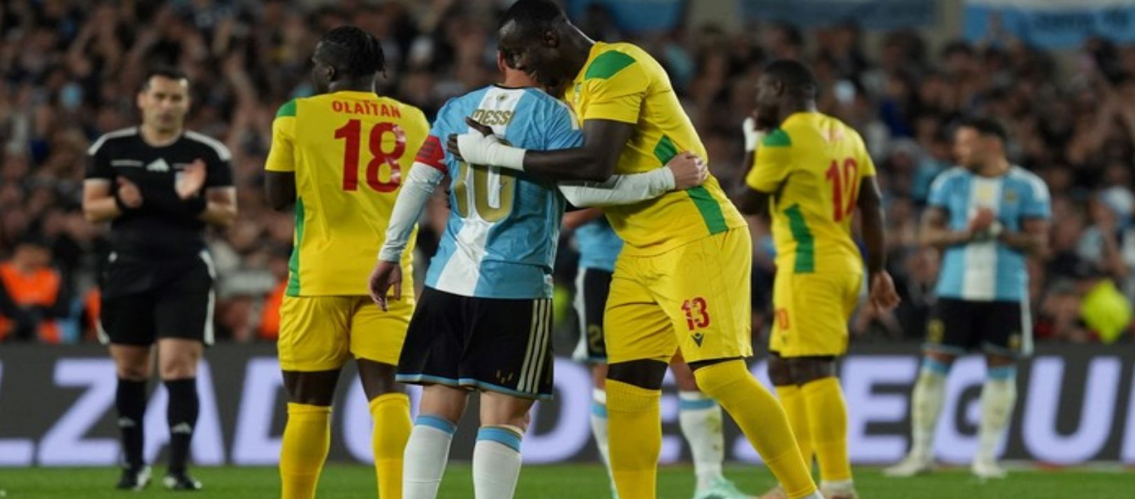 Imagen de la noticia: La queja del DT de Benín tras la despedida de Messi: "No nos dieron nada"