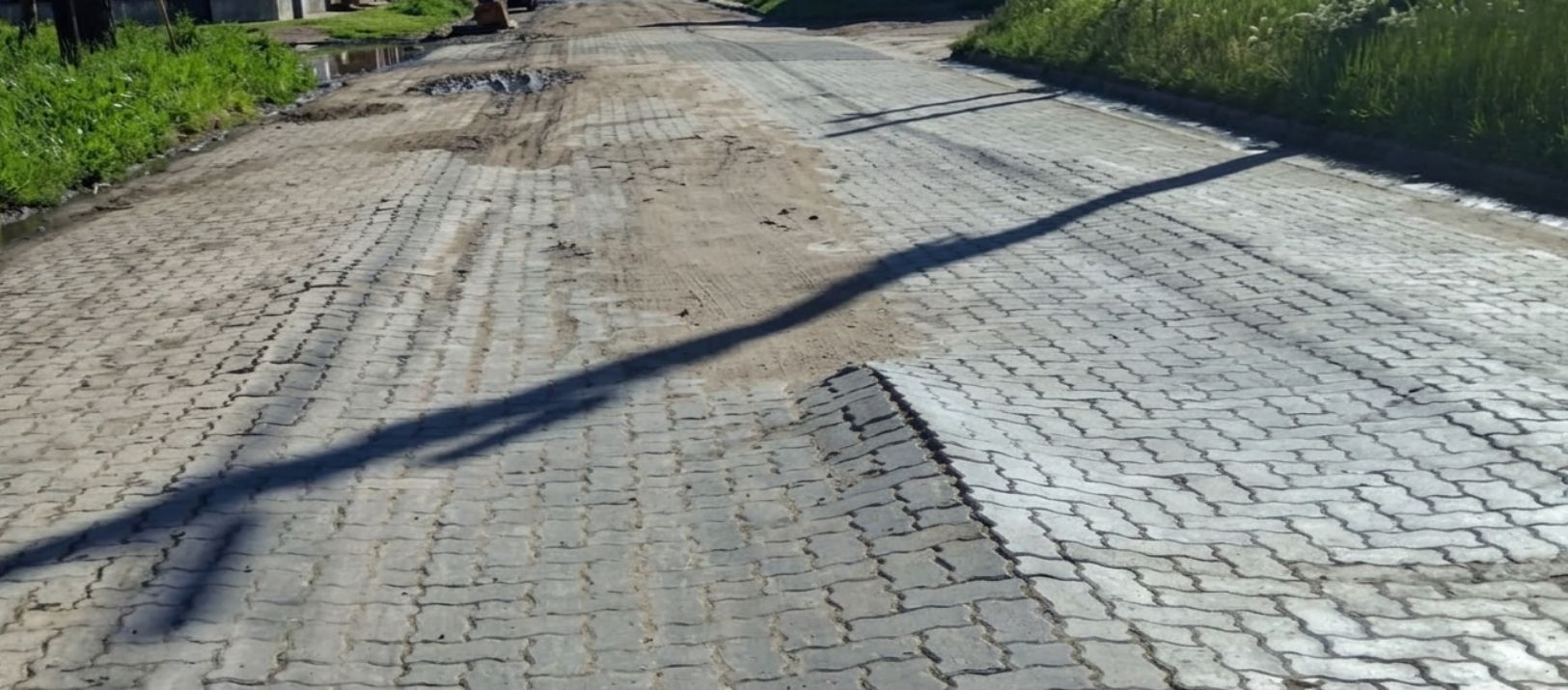 Imagen de la noticia: Vecinos aseguran que el vehículo se rompió por los adoquines levantados