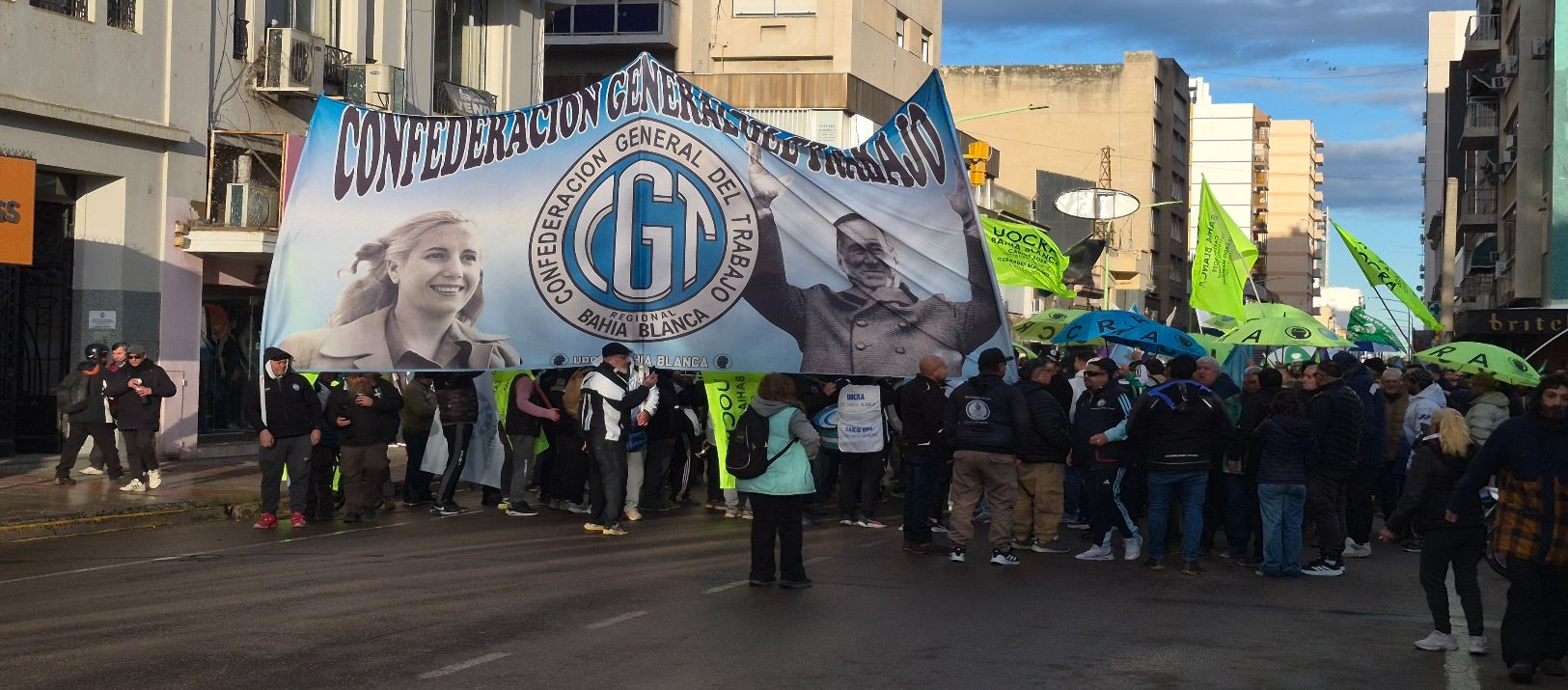 Imagen de la noticia: Se realizó en las calles del centro bahiense la marcha contra la Ley de Tierras
