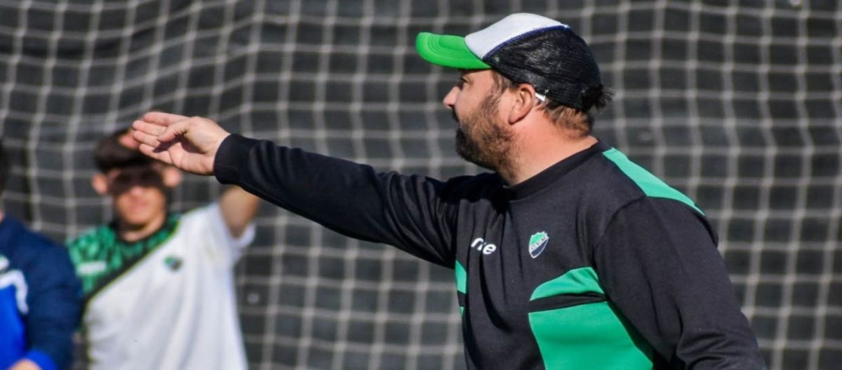 Imagen de la noticia: Villa Mitre confirmó la salida de Leandro Donayevich como DT en la Liga