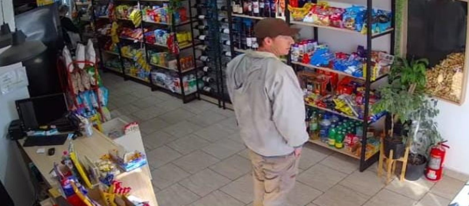 Imagen de la noticia: Apareció otro video del "ladrón de farmacias": en junio robó en una fiambrería