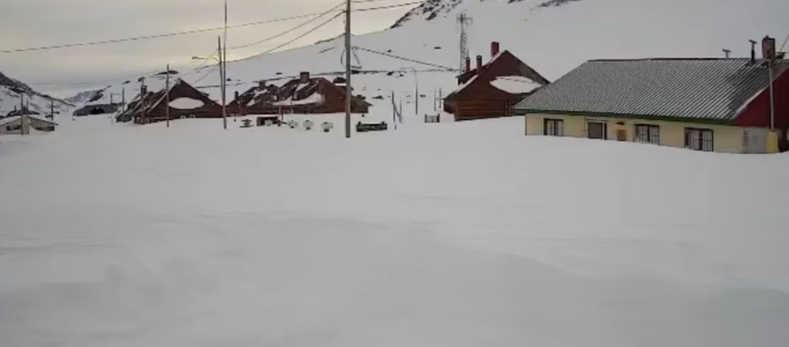 Imagen de la noticia: Intenso temporal de nieve aisló localidades cordilleranas en cuatro provincias