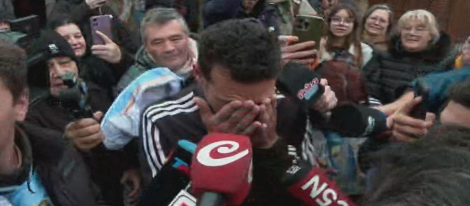 Imagen de la noticia: Scaloni lloró al llegar a Pujato mientras los vecinos gritaban "Leo no se va"