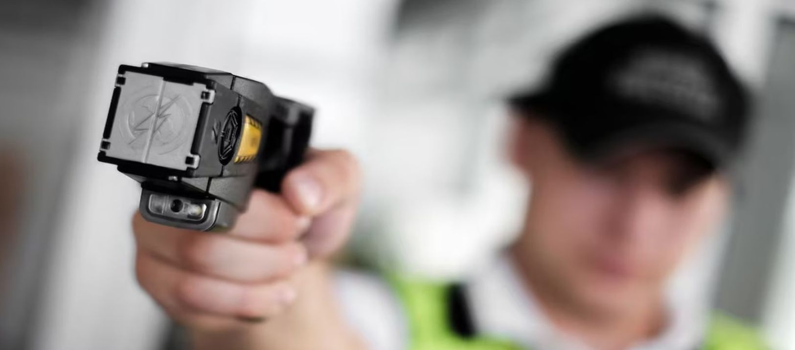 Imagen de la noticia: Aprueban proyecto para que la policía bonaerense pueda usar las pistolas Taser