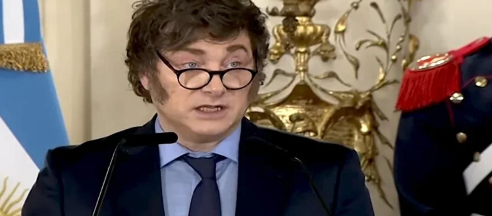 Imagen de la noticia: El presidente canceló el viaje al sorteo del Mundial