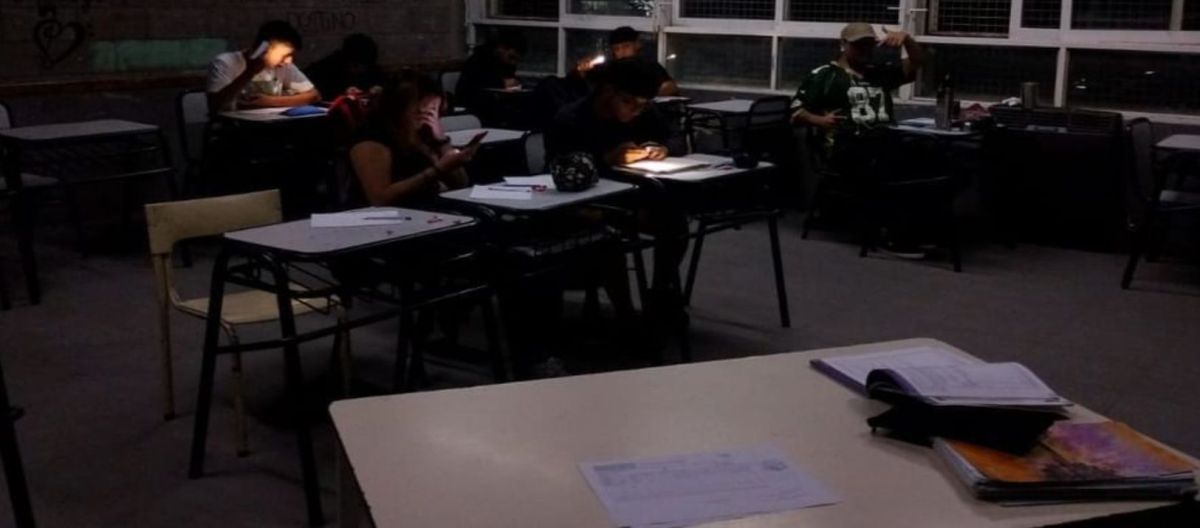 Imagen de la noticia: Una escuela a oscuras y sin respuestas