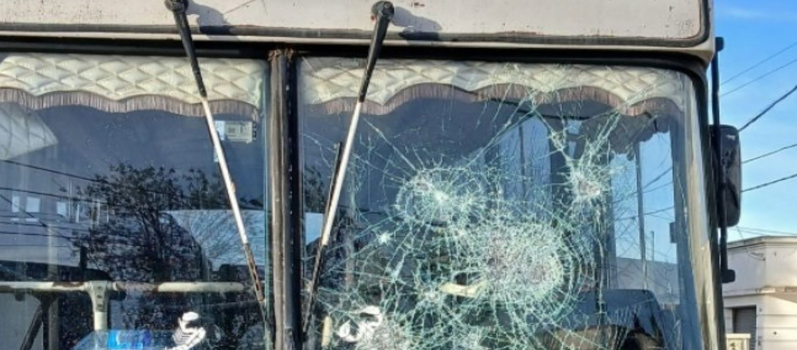 Imagen de la noticia: Punta Alta: dañaron a piedrazos un colectivo perteneciente al Club Sporting