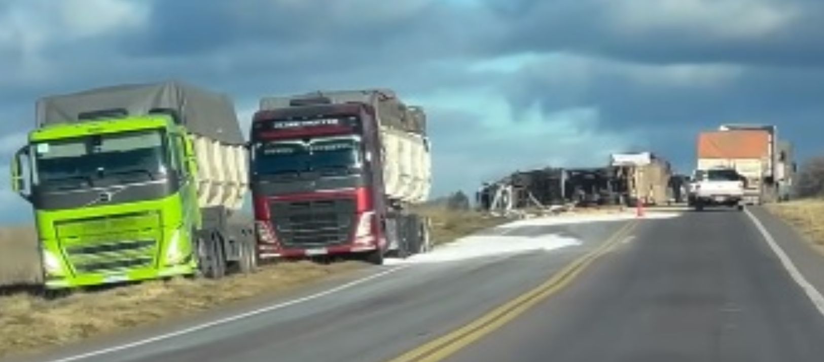 Imagen de la noticia: Ruta 33: un camión que transportaba cereal volcó en cercanías a Pigüé