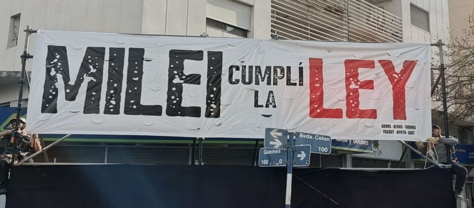 Imagen de la noticia: La Policía Federal hizo retirar el cartel que los gremios le dedicaron a Milei