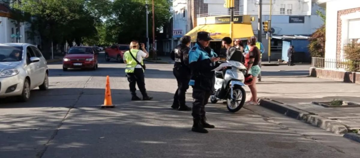 Imagen de la noticia: Estaba inhabilitado para manejar y lo "pescaron" circulando en moto y con droga