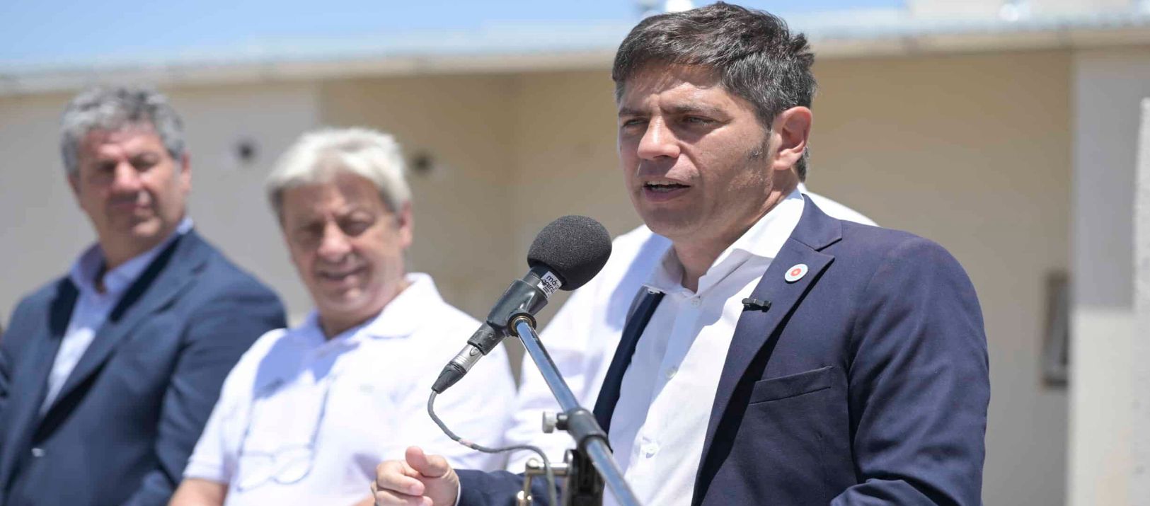 Imagen de la noticia: Entrega de viviendas, patrulleros y escrituras, la agenda de Kicillof en Bahía