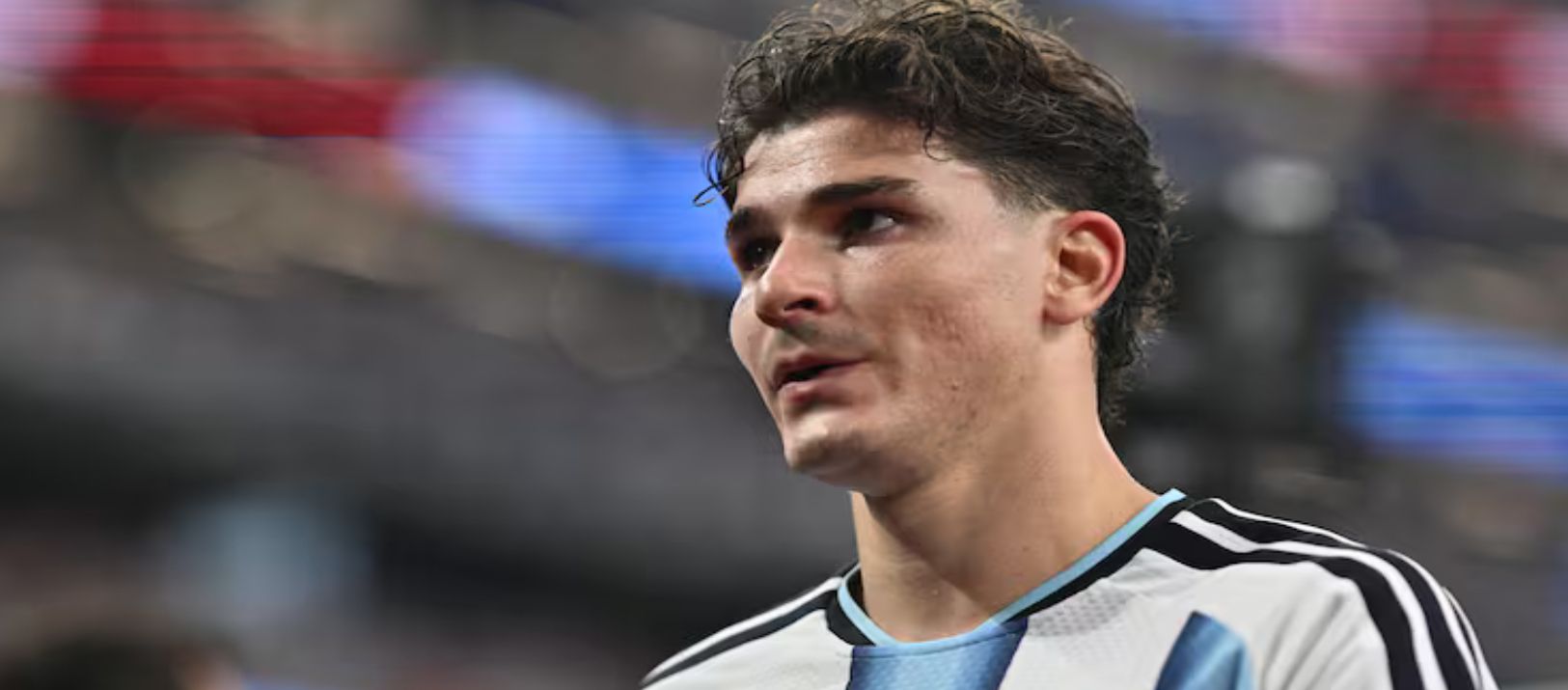 Imagen de la noticia: Hinchas de Atlético de Madrid quemaron la camiseta de Julián Alvarez